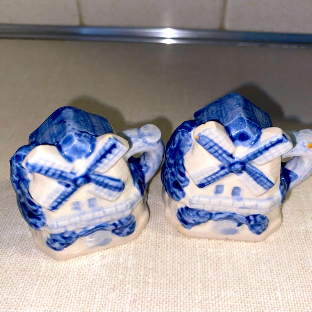 Vintage Windmill Salt And Pepper Shakers Japan White with Blue‎